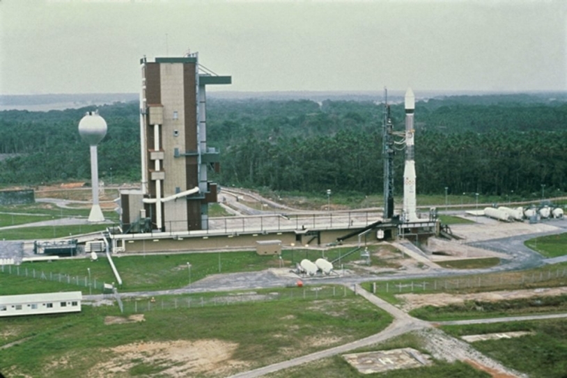 Ariane 1 on his launch site ELA1, on December 1979, for the 1st test flight of the Ariane launcher ; credits Cnes/Esa