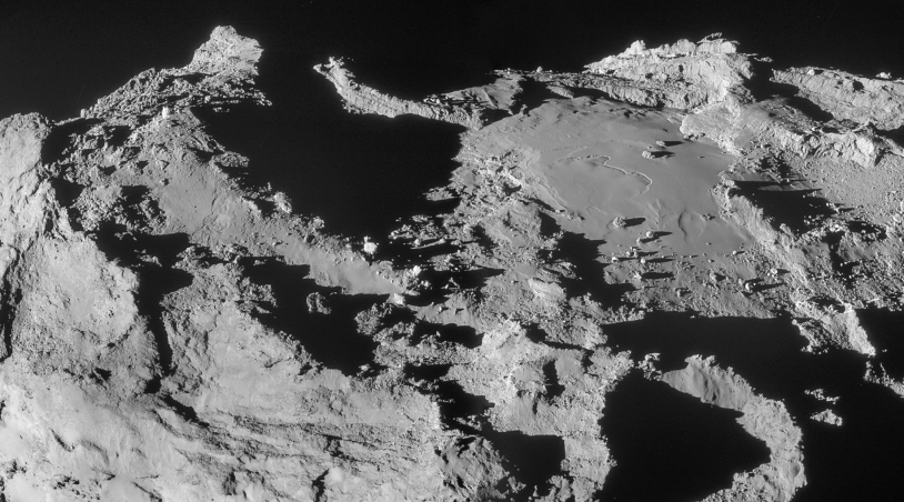 Montage de 2 images de la frontière des régions Ash et Imhotep sur le grand lobe, prises par la caméra de navigation de Rosetta à 19,9 km du centre du noyau, le 28 mars 2015 ; résolution de 1,7 m/pixel. Crédits :  ESA/Rosetta/NavCam – CC BY-SA...